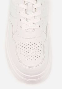 Renee - Białe Sneakersy VICES na Platformie Ozdobione Perforacją i Napisem Ceznella. Okazja: na co dzień. Kolor: biały. Materiał: jeans, dresówka. Wzór: aplikacja, napisy. Obcas: na platformie #3