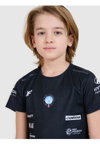 4f - 4F Koszulka meczowa replika domowa z sezonu 2024/25 dziecięca 4F x Czarni Radom - multikolor 110/116. Okazja: do domu. Kolor: wielokolorowy. Materiał: dzianina, włókno, materiał, syntetyk. Wzór: gładki, ze splotem. Sezon: lato. Styl: klasyczny, sportowy