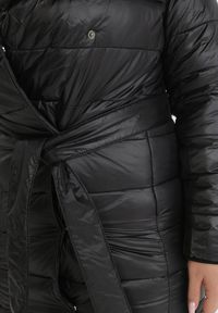 Born2be - Czarna Kurtka Płaszcz z Szerokim Kołnierzem i Kapturem Wiązana w Pasie Feku. Kolor: czarny. Materiał: materiał. Długość: długie. Sezon: zima. Styl: klasyczny, elegancki #3