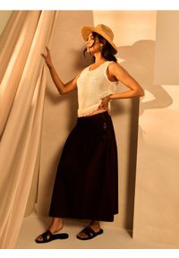 Sinsay - Swetrowa ażurowa bluzka bez rękawów z kwiatowymi aplikacjami - kremowy. Kolor: kremowy. Długość rękawa: bez rękawów. Wzór: ażurowy, kwiaty, aplikacja #1