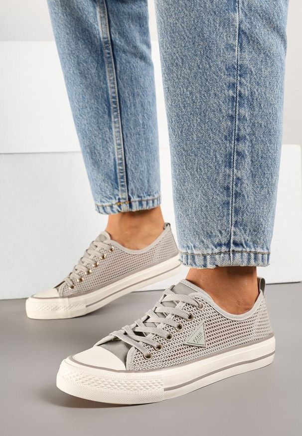 Renee - Jasnoszare Szydełkowe Trampki o Klasycznym Fasonie Vovessa. Okazja: na co dzień. Kolor: szary. Materiał: jeans. Szerokość cholewki: normalna. Styl: klasyczny
