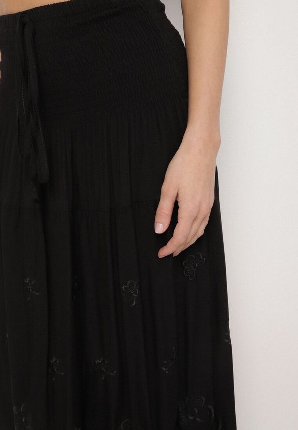Born2be - Czarna Spódnica Rozkloszowana z Bawełny z Haftowanymi Kwiatami Divilene. Okazja: na co dzień, na spacer. Kolor: czarny. Materiał: bawełna. Wzór: haft, kwiaty. Styl: casual