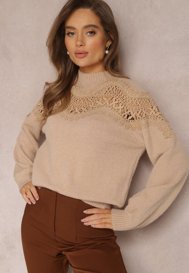 Renee - Beżowy Sweter Dzianinowy z Wstawką z Koronki Laroline. Kolor: beżowy. Materiał: dzianina, koronka. Długość: długie. Wzór: koronka