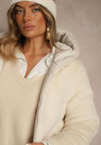Renee - Biała Pikowana Kurtka Dwustronna o Długim Kroju z Kapturem Olettia. Typ kołnierza: kaptur. Kolor: biały. Materiał: jeans, poliester, futro. Długość: długie. Styl: sportowy #5