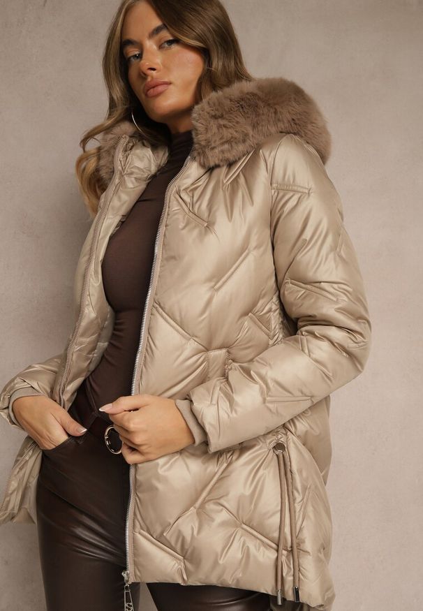 Renee - Ciemnobeżowa Kurtka z Ozdobnym Pikowaniem i Kapturem z Futrem Naliavea. Okazja: na co dzień. Kolor: beżowy. Materiał: futro. Styl: casual, elegancki