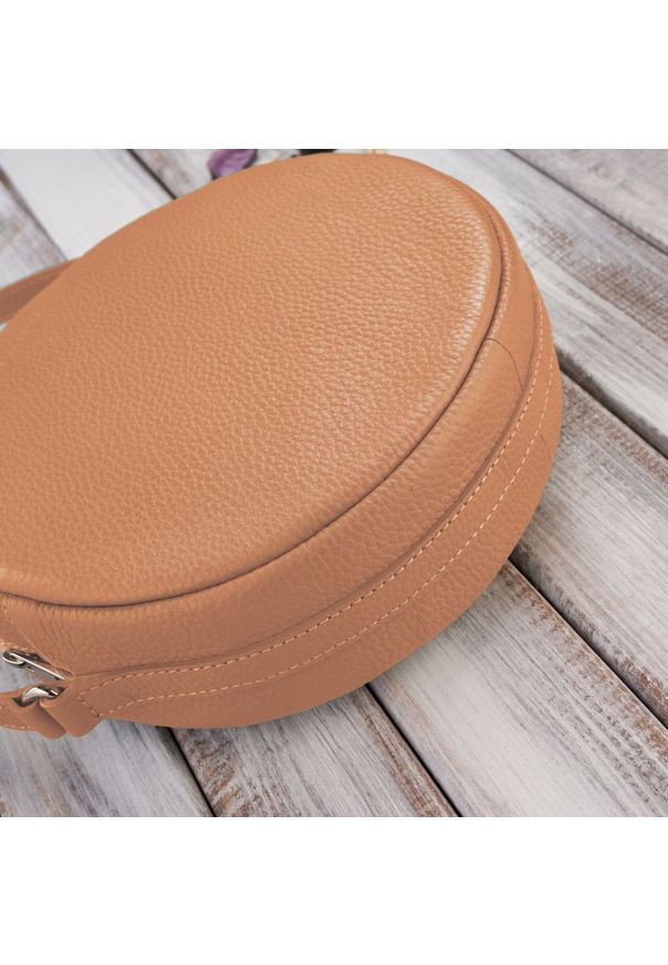 Skórzana listonoszka okrągła PAOLO PERUZZI IN-63-CG koniakowa. Sezon: lato. Materiał: skórzane. Styl: elegancki. Rodzaj torebki: na ramię