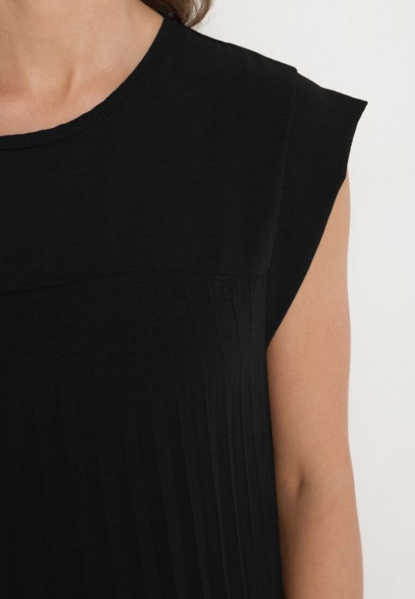 Born2be - Czarna Plisowana Sukienka Mavence. Okazja: na co dzień. Kolor: czarny. Wzór: nadruk. Styl: casual, klasyczny