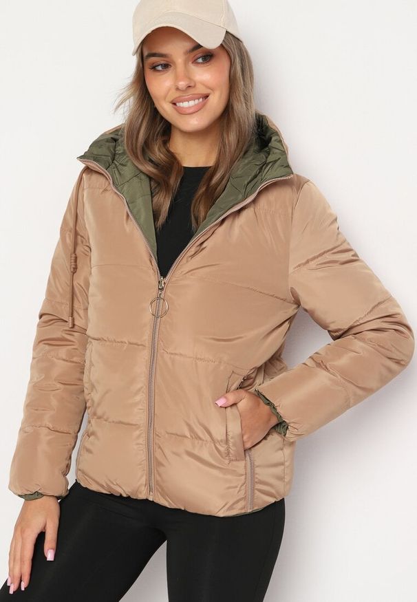 Born2be - Ciemnobeżowa Dwustronna Pikowana Kurtka z Kapturem Ściągana przy Rękawach Nevelas. Okazja: na spacer, na co dzień. Typ kołnierza: kaptur. Kolor: beżowy. Materiał: jeans. Wzór: aplikacja. Styl: casual, elegancki, sportowy