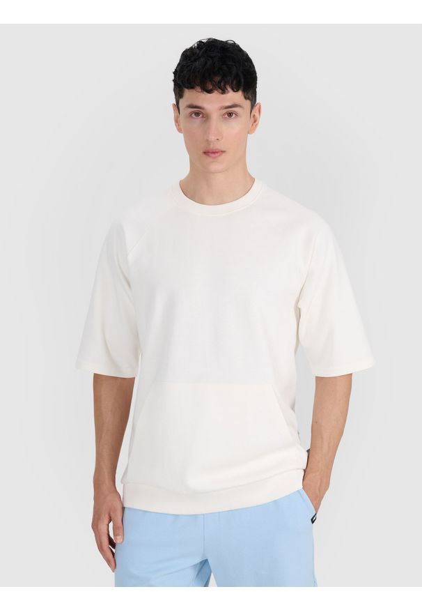 4f - 4F Bluza dresowa z krótkim rękawem bez kaptura męska - biała XXL. Okazja: na co dzień. Typ kołnierza: bez kaptura. Kolor: biały. Materiał: dresówka. Długość rękawa: krótki rękaw. Długość: krótkie. Wzór: gładki, ze splotem. Styl: klasyczny, sportowy, casual
