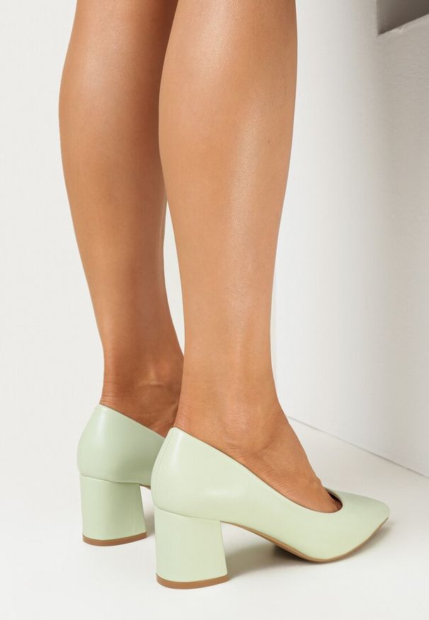 Born2be - Zielone Czółenka na Niskim Kwadratowym Słupku z Imitacji Skóry Diljana. Wysokość cholewki: przed kostkę. Nosek buta: szpiczasty. Zapięcie: bez zapięcia. Kolor: zielony. Materiał: skóra. Szerokość cholewki: normalna. Obcas: na słupku