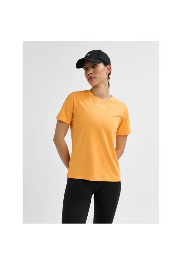 Damski jersey Hummel Tola. Kolor: pomarańczowy. Materiał: jersey. Długość rękawa: krótki rękaw. Długość: krótkie. Sport: piłka nożna