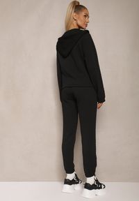 Renee - Czarny Komplet Dresowy z Domieszką Bawełny Pikowana Bluza z Kapturem i Joggery Evathira. Kolor: czarny. Materiał: dresówka, bawełna. Sport: turystyka piesza #3