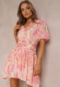 Renee - Jasnoróżowa Sukienka Hippinca. Kolor: różowy. Wzór: kolorowy. Długość: mini
