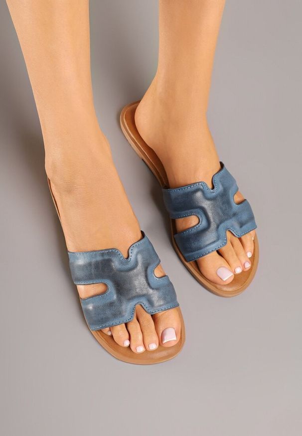 Renee - Niebieskie Klapki Basic z Wycięciami Varauri. Okazja: na spacer, na co dzień. Kolor: niebieski. Materiał: jeans. Sezon: lato. Styl: elegancki, casual