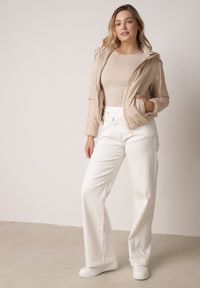 Born2be - Ciemnobeżowa Kurtka Pikowana z Materiałowym Kapturem Odpinanym Jasilea. Okazja: na co dzień. Kolor: beżowy. Materiał: materiał. Styl: casual #7
