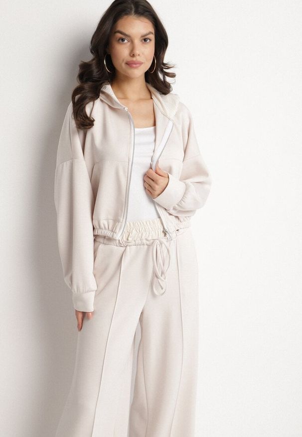 Born2be - Jasnobeżowy Komplet Dresowy z Wiskozą Bluza z Kapturem i Szerokie Spodnie Lanriva. Kolor: beżowy. Materiał: wiskoza, dresówka. Wzór: gładki