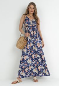 Born2be - Granatowa Sukienka Maxi z Gumką w Pasie i Regulowanymi Ramiączkami z Wiskozy Destina. Kolor: niebieski. Materiał: wiskoza. Długość rękawa: na ramiączkach. Typ sukienki: rozkloszowane. Długość: maxi #1