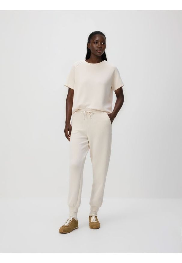 Reserved - Joggery z modalem - beżowy. Kolor: beżowy. Materiał: dzianina