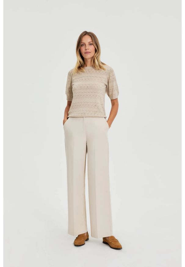 MOODO - Spodnie z kantem beżowe. Kolor: beżowy. Materiał: poliester, elastan