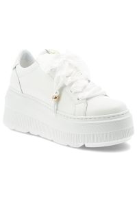 CheBello - Sneakersy damskie Chebello, model na podwyższonej platformie z cholewką ze skóry naturalnej, wiązany szerokimi tasiemkami, z masywną podeszwą o wyraź. Okazja: na co dzień. Kolor: biały. Materiał: skóra. Szerokość cholewki: normalna. Wzór: grochy. Obcas: na platformie. Styl: sportowy, klasyczny, elegancki, casual #1