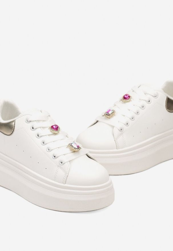 Born2be - Biało-Złote Sneakersy na Grubej Podeszwie Ozdobione Metalicznymi Aplikacjami Nevelina. Nosek buta: okrągły. Zapięcie: sznurówki. Kolor: biały. Wzór: aplikacja. Obcas: na obcasie. Wysokość obcasa: niski