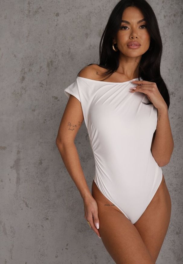 Renee - Białe Body o Asymetrycznym Kroju z Marszczeniem Asintlia. Okazja: na co dzień, do pracy. Kolor: biały. Styl: casual, elegancki