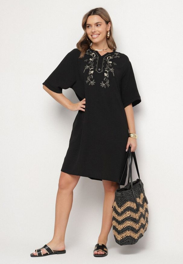 Born2be - Czarna Sukienka Pudełkowa z Guzikami i Ozdobnymi Haftami Jenivanea. Okazja: na co dzień. Typ kołnierza: dekolt w serek. Kolor: czarny. Materiał: skóra. Długość rękawa: długi rękaw. Wzór: haft. Styl: casual, elegancki