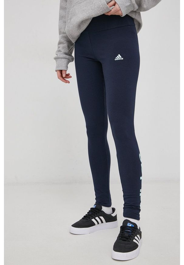 Adidas - adidas Legginsy HD1689 damskie kolor czarny z nadrukiem. Stan: podwyższony. Kolor: czarny. Materiał: bawełna. Wzór: nadruk