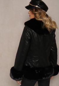 Renee - Czarna Kurtka z Ekoskóry Zdobiona Futrem i Paskami z Klamrami Dorezi. Okazja: na co dzień. Kolor: czarny. Materiał: futro. Wzór: aplikacja. Styl: casual, elegancki #4