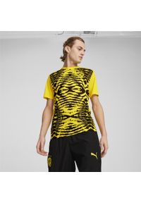 Puma - Męska koszulka przedmeczowa z krótkim rękawem Borussia Dortmund PUMA. Kolor: czarny, wielokolorowy, żółty. Długość rękawa: krótki rękaw. Długość: krótkie. Sport: piłka nożna