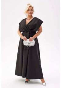 Moda Size Plus Iwanek - Elegancka czarna sukienka Flavia na wesele PLUS SIZE XXL. Okazja: na wesele, na ślub cywilny. Typ kołnierza: dekolt kopertowy. Kolekcja: plus size. Kolor: czarny. Materiał: tkanina, poliester, elastan. Typ sukienki: dla puszystych. Styl: elegancki