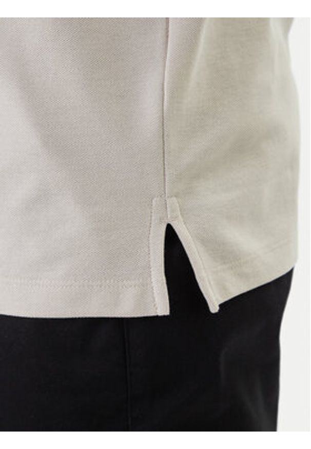 Calvin Klein Polo LV04LC239G Écru Regular Fit. Typ kołnierza: polo. Kolor: kremowy. Materiał: bawełna