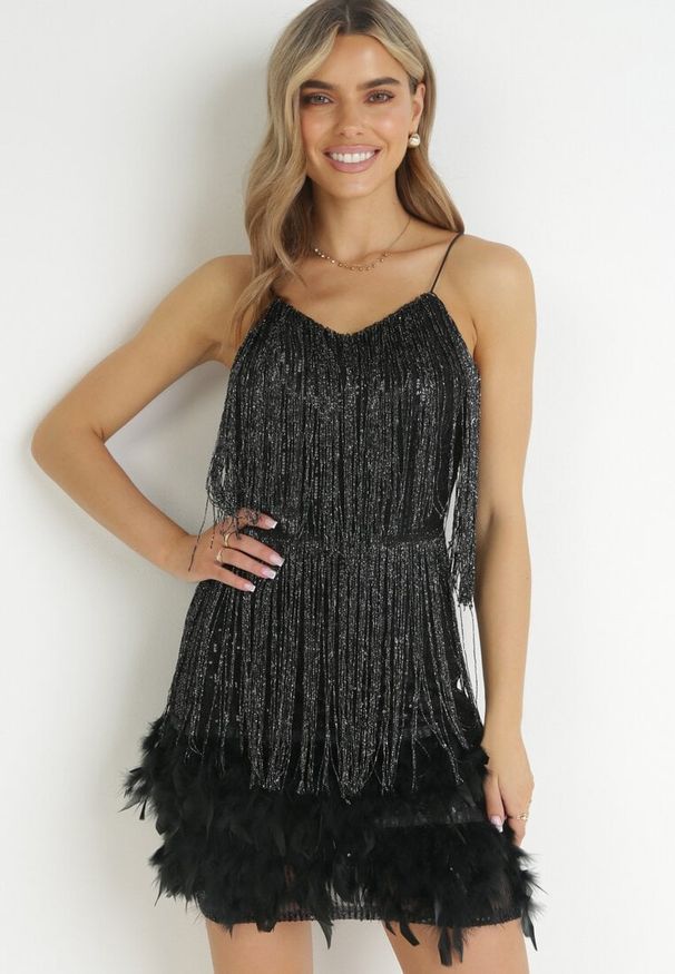Born2be - Czarna Sukienka na Ramiączkach z Frędzlami w Cyrkonie i Piórami Mistina. Kolor: czarny. Materiał: materiał. Długość rękawa: na ramiączkach. Długość: mini