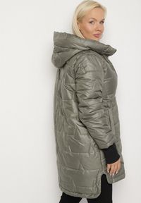 Born2be - Zielona Przejściowa Kurtka z Pikowanymi Przeszyciami Fesinoa. Okazja: na co dzień, na spacer. Typ kołnierza: kaptur. Kolekcja: plus size. Kolor: zielony. Materiał: jeans. Styl: casual #3