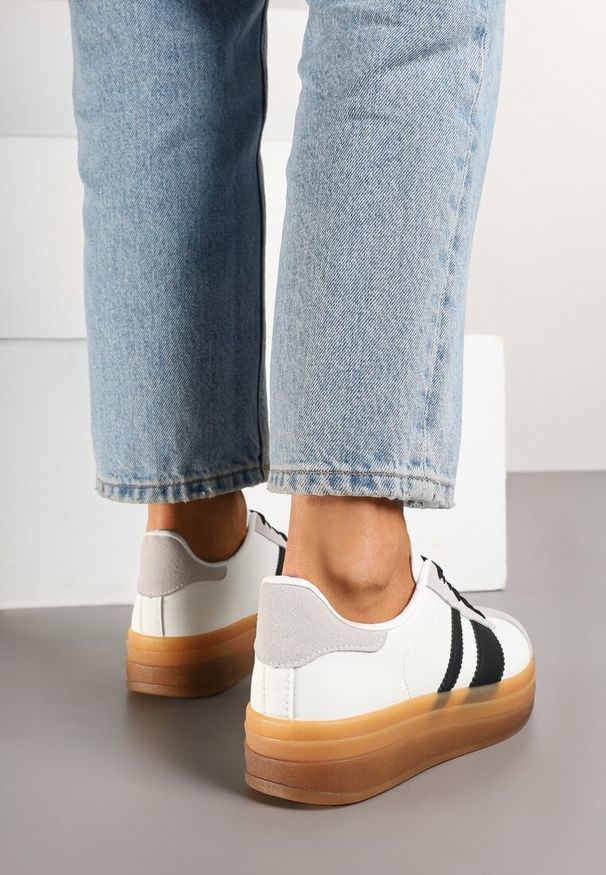 Born2be - Biało-Czarne Płaskie Sneakersy Ozdobione Paskami Norili. Okazja: na co dzień. Zapięcie: pasek. Kolor: biały. Materiał: jeans. Wzór: aplikacja