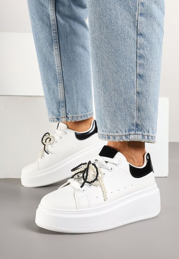 Born2be - Biało-Czarne Sneakersy na Platformie Ozdobione Łańcuszkiem z Perełek Walenia. Okazja: na co dzień. Nosek buta: okrągły. Zapięcie: sznurówki. Kolor: biały. Materiał: jeans. Wzór: aplikacja. Obcas: na platformie