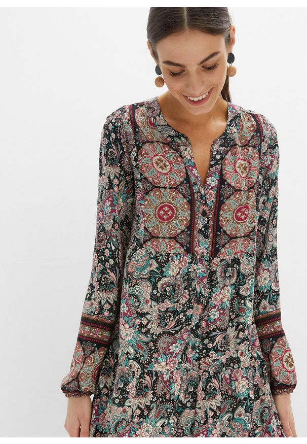 bonprix - Sukienka tunikowa z lejącej wiskozy, petite. Typ kołnierza: typu henley. Kolekcja: petite. Kolor: czarny. Materiał: wiskoza. Wzór: nadruk