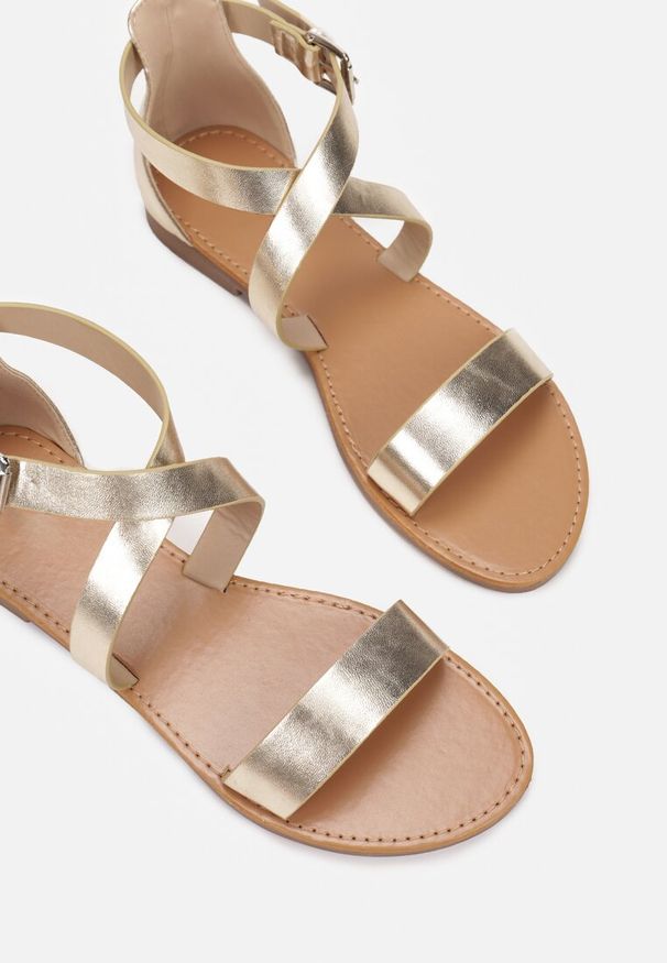 Born2be - Złote Sandały Pasistae. Zapięcie: pasek. Kolor: złoty. Obcas: na płaskiej podeszwie. Styl: elegancki