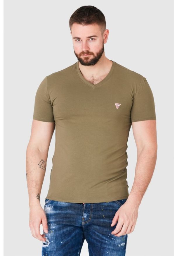Guess - GUESS Khaki t-shirt męski w serek z elastanem, Rozmiar M. Typ kołnierza: dekolt w serek. Kolor: zielony. Materiał: elastan. Wzór: aplikacja