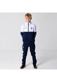 Dres piłkarski dziecięcy Real Madrid 24/25. Kolor: niebieski, biały, wielokolorowy. Materiał: dresówka. Styl: sportowy, młodzieżowy, elegancki