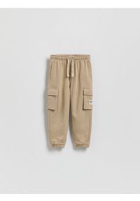 Reserved - Bawełniane joggery cargo - beżowy. Kolor: beżowy. Materiał: bawełna #1