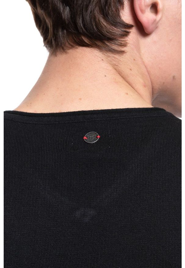 Mustang - MĘSKI SWETER MUSTANG Emil V Rolledge CAVIAR 1008639 4132. Okazja: na co dzień, na spotkanie biznesowe, do pracy. Typ kołnierza: button down. Materiał: bawełna. Długość rękawa: długi rękaw. Długość: długie. Wzór: nadruk, aplikacja, gładki. Sezon: zima. Styl: biznesowy, casual, elegancki, klasyczny