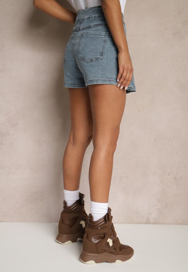 Renee - Niebieskie Plisowane Jeansowe Spódnico-Szorty z Bawełny Firvesia. Okazja: na co dzień. Stan: podwyższony. Kolor: niebieski. Materiał: bawełna, jeans. Styl: casual, elegancki