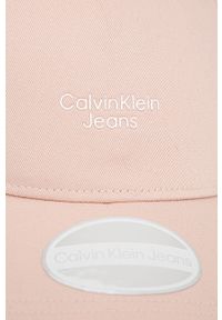 Calvin Klein Jeans czapka bawełniana kolor różowy z aplikacją. Kolor: różowy. Materiał: bawełna. Wzór: aplikacja