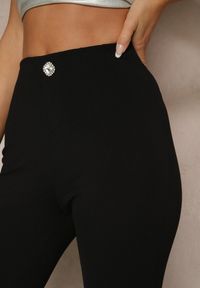 Renee - Czarne Legginsy High Waist z Wiskozą z Cyrkoniowym Guzikiem Naliselle. Okazja: na co dzień. Stan: podwyższony. Kolor: czarny. Materiał: wiskoza. Styl: elegancki, casual