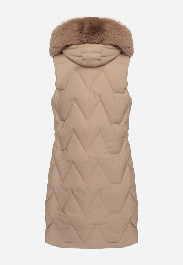 Born2be - Ciemnobeżowa Kamizelka Pikowana z Futerkiem i Kapturem Innarella. Okazja: na co dzień, do pracy. Kolor: beżowy. Materiał: futro. Styl: elegancki, casual