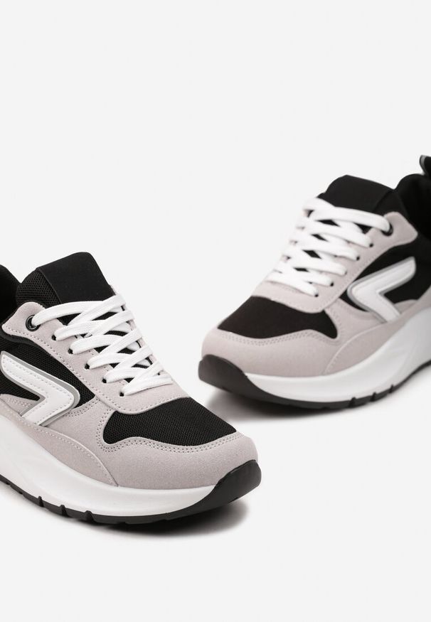 Born2be - Czarno-Beżowe Sneakersy przed Kostkę z Przeszyciami i Materiałowymi Wstawkami Akirra. Wysokość cholewki: przed kostkę. Nosek buta: okrągły. Zapięcie: sznurówki. Kolor: czarny. Materiał: materiał. Obcas: na obcasie. Wysokość obcasa: niski