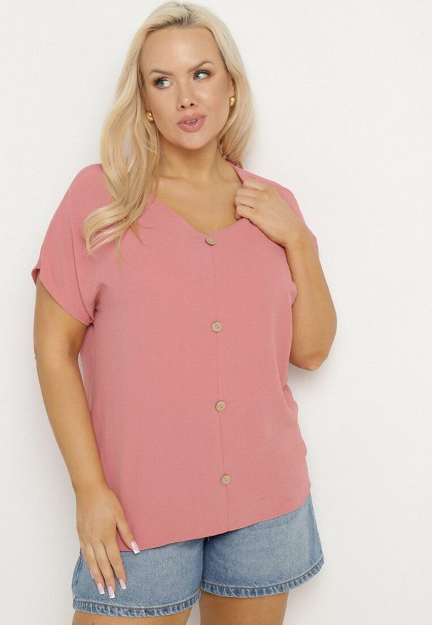 Born2be - Różowa Bluzka Ozdobiona Guziczkami z Przodu Mepiana. Okazja: na co dzień. Kolor: różowy. Materiał: jeans. Długość rękawa: krótki rękaw. Długość: krótkie. Wzór: aplikacja. Styl: casual, elegancki, klasyczny
