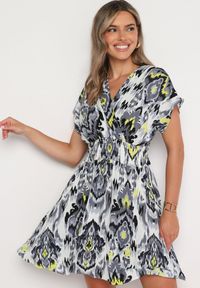 Born2be - Czarno-Biała Sukienka Rozkloszowana z Kopertowym Dekoltem i Gumką w Pasie Emrra. Okazja: na plażę, na co dzień. Typ kołnierza: dekolt kopertowy. Kolor: czarny. Materiał: tkanina. Sezon: lato. Typ sukienki: kopertowe. Styl: casual #1