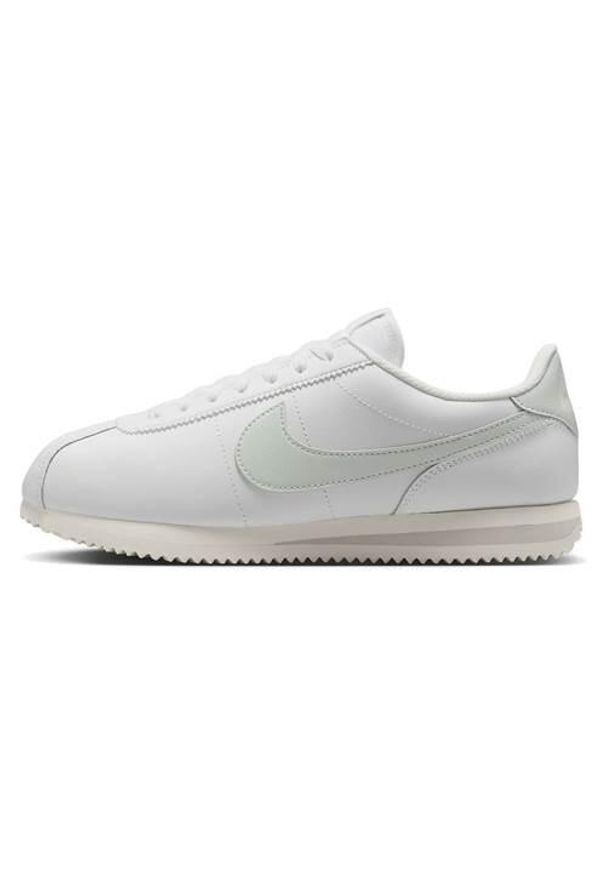 Buty do chodzenia damskie Nike Cortez. Kolor: wielokolorowy. Materiał: skóra, syntetyk, materiał. Szerokość cholewki: normalna. Model: Nike Cortez. Sport: turystyka piesza